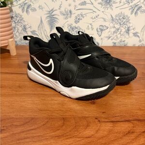 NIKE BIG KID TEAM HUSTLE D11 BASKETBALL SHOES